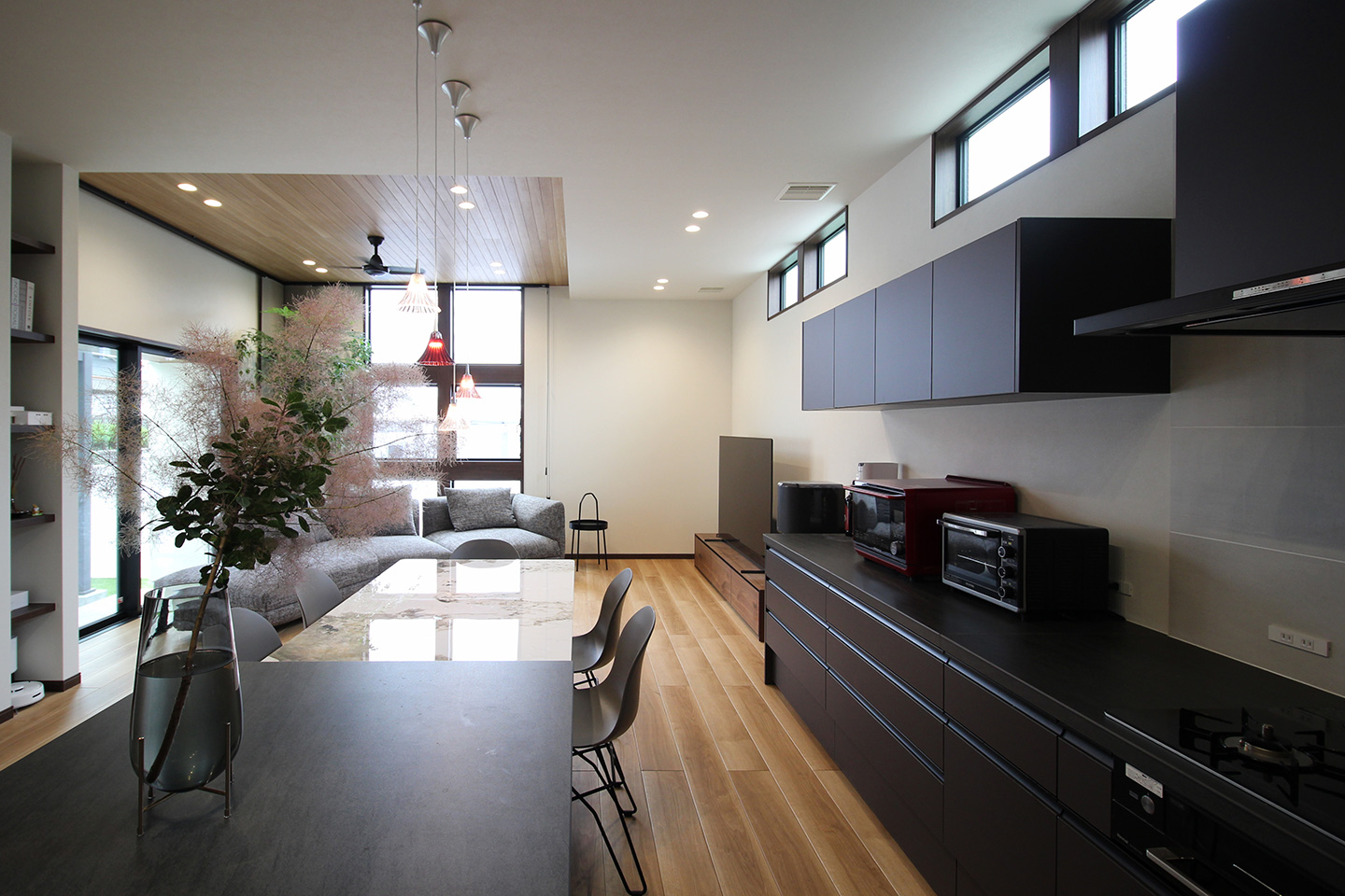 街の中の白い邸宅：内装・インテリア