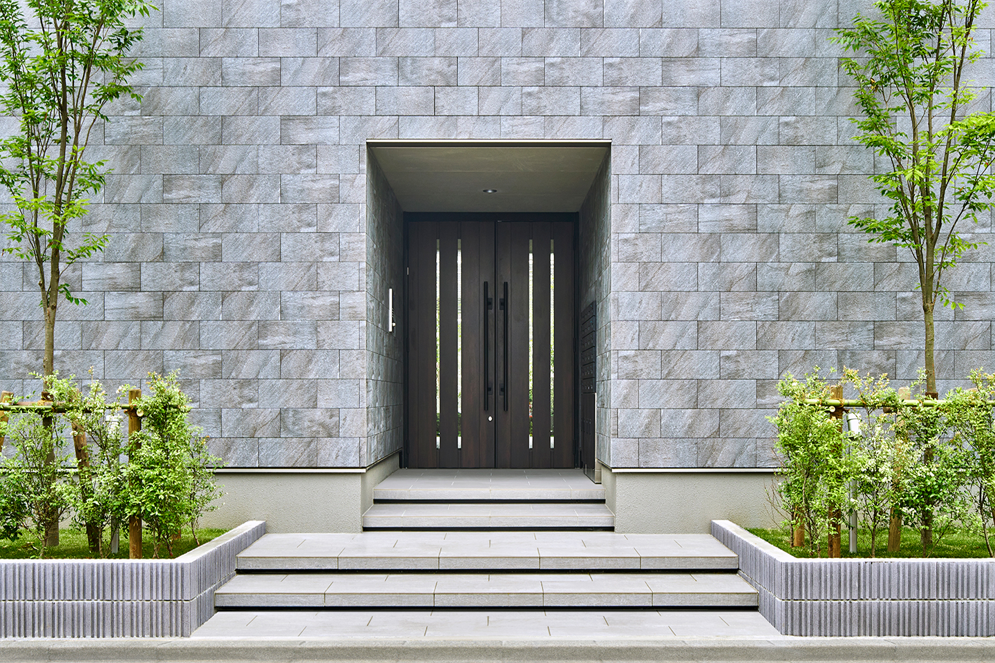 The WALL Between Them：外観