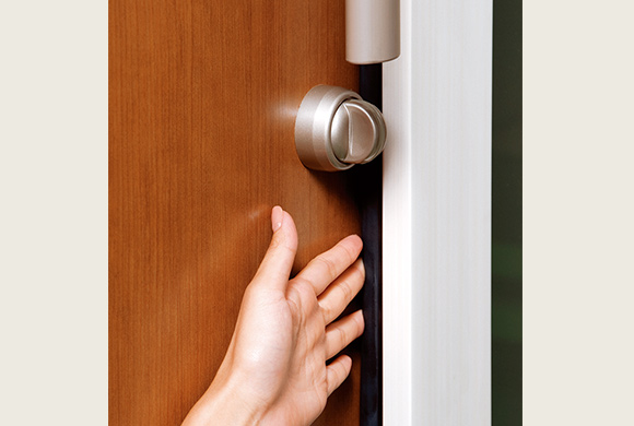 指のケガを防ぐ玄関ドア